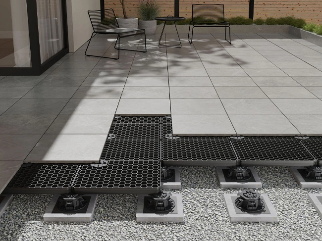 Das Bild zeigt eine Terrasse mit der Unterkonstruktion TRIAS Wabic