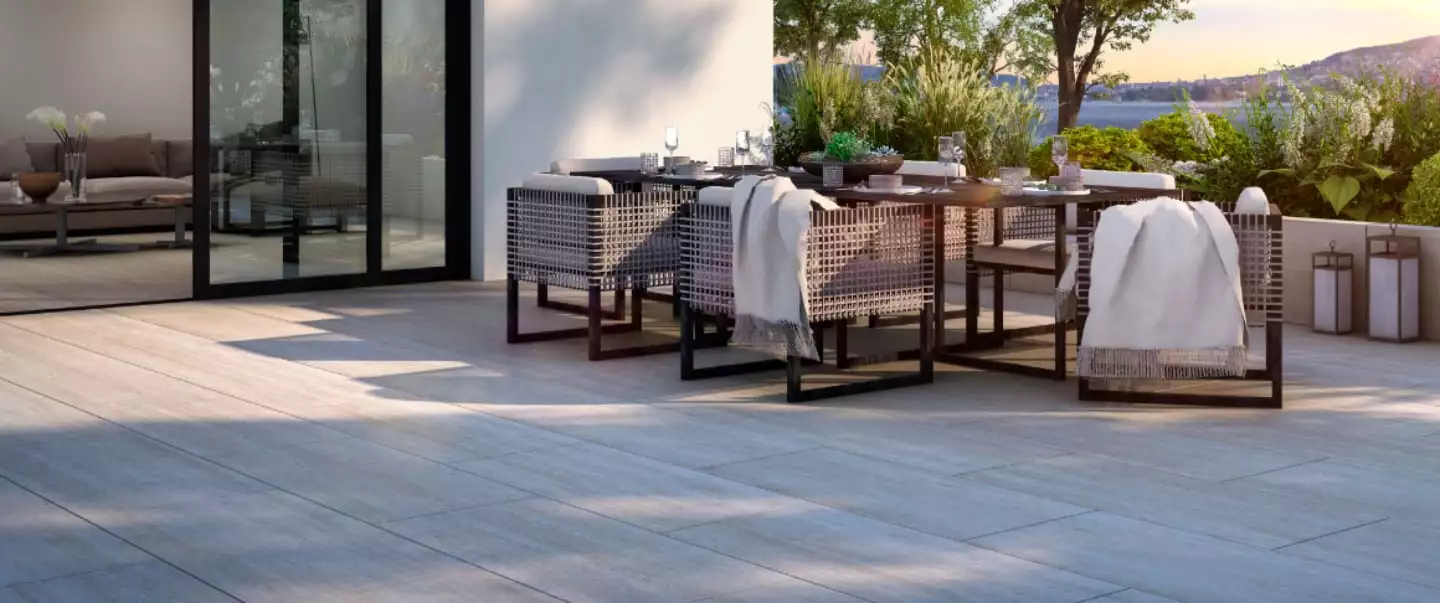 Terrasse mit Seeblick und Fliesen in Holzoptik