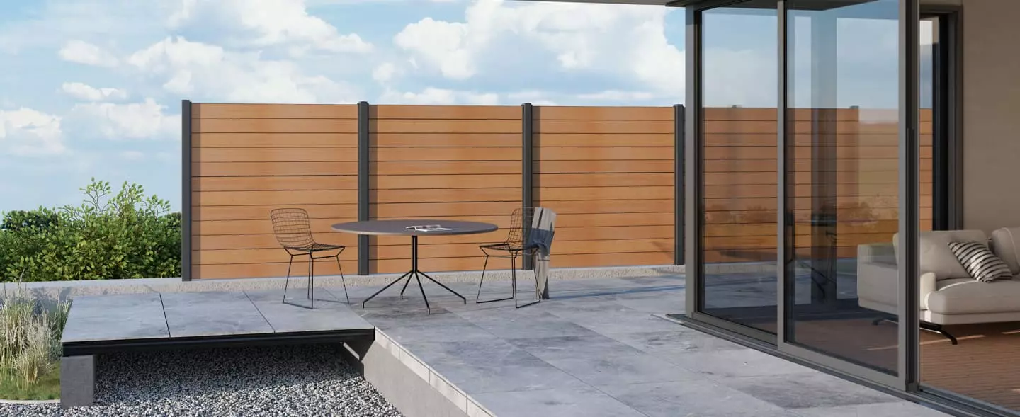 Sichtschutz mit Dielen aus Aluminium in Holzoptik auf moderner Terrasse