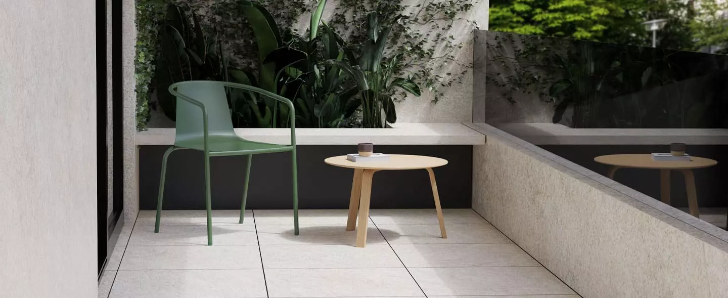 Moderner Balkon mit Plattenbelag auf TRIAS Alu-Unterkonstruktion