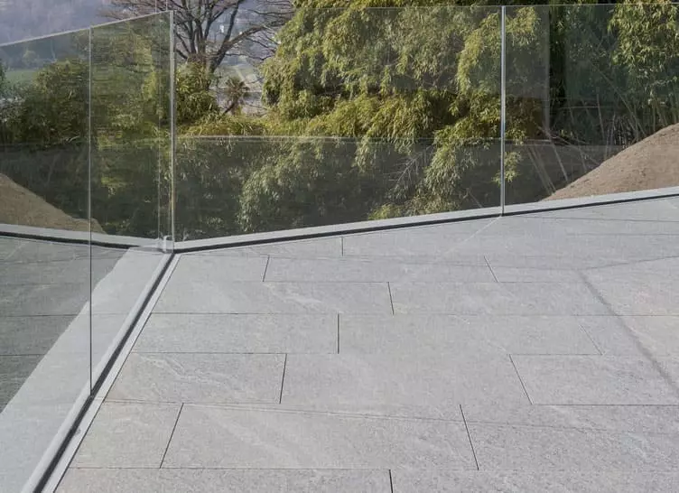 Terrassenplatten auf Balkon verlegt im Halbverband