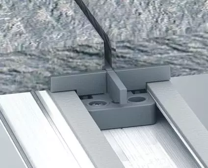 Das Bild zeigt das Fugenkreuz mit Multiclip der Terrassen-Unterkonstruktion TRIAS ALU