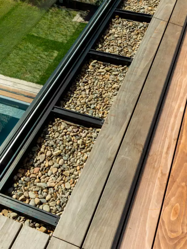 TRIAS Alu Terrassenunterkonstruktion mit verlegten Terrassendielen