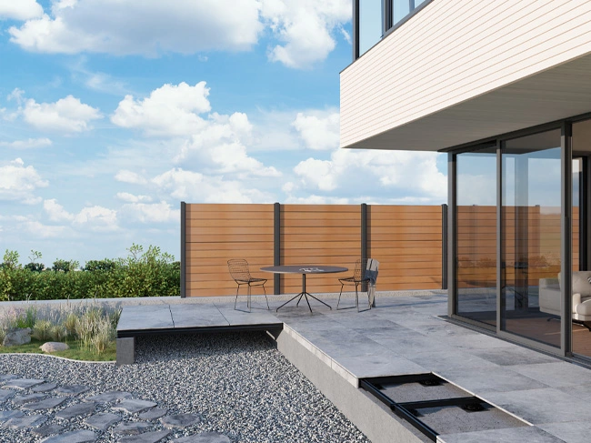 Das Bild zeigt eine Terrasse mit Unterkonstruktion und Sichtschutz von TRIAS