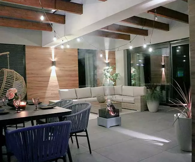 Das Bild zeigt die Terrasse mit Terrassenmöbel und Feuerstelle