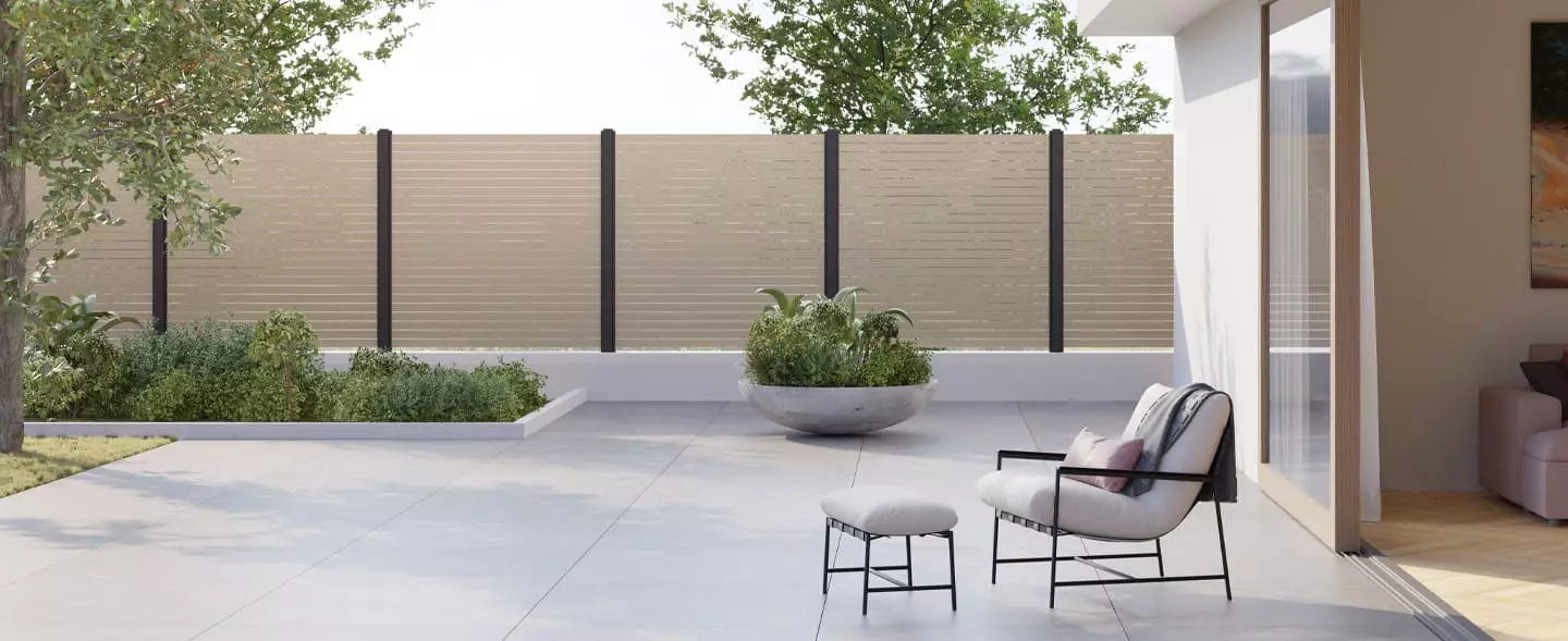 Große Terrrasse mit Sichtschutz mit Rhombusleisten aus Aluminium in Holzoptik