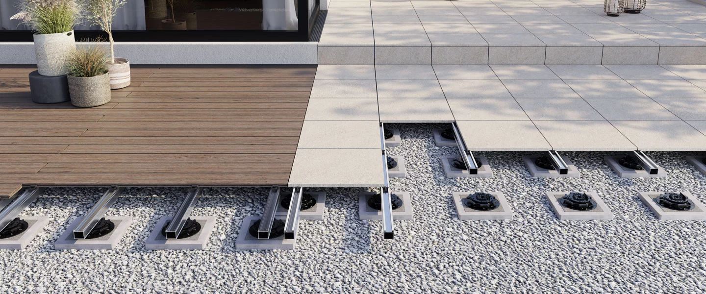 Das Bild zeigt die Terrassen Unterkonstruktion TRIAS ALU Basic mit Fliesen und Dielen