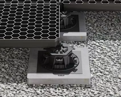 Das Bild zeigt das TRIAS Wabic Board auf Stelzlager