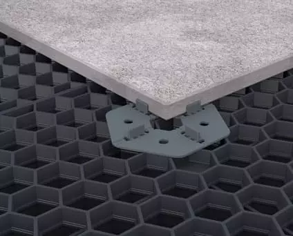 Das Bild zeigt das Fugenkreuz der Terrassen-Unterkonstruktion TRIAS Wabic