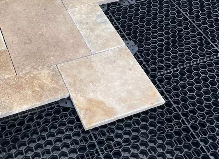 Terrassenplatten aus Naturstein im römischen Verband auf TRIAS Wabic