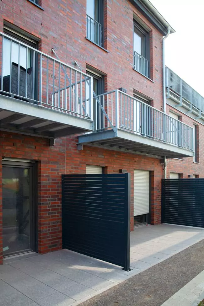 Terrassen der alten Gleisfabrik mit TRIAS Sichtschutz Rhombus aus Aluminium