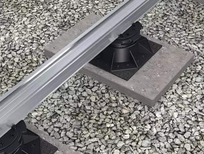 Das Bild zeigt das TRIAS Terrassenprofil aus Aluminium auf Stelzlagern