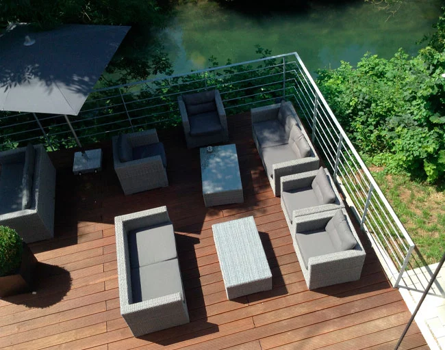 Das Bild zeigt einen weiteren Bereich der Terrasse