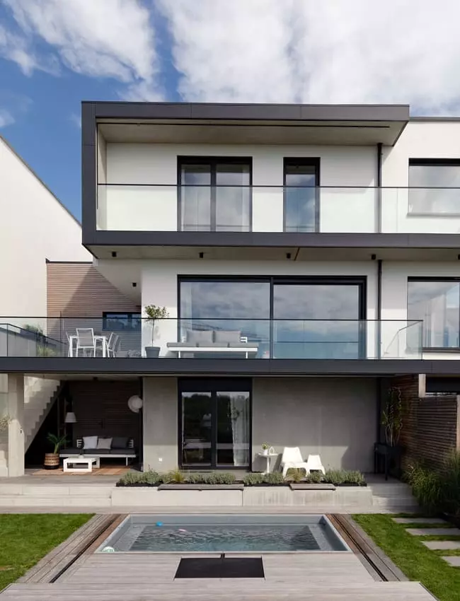Einfamilienhaus mit moderner Terrassen- und Balkongestaltung