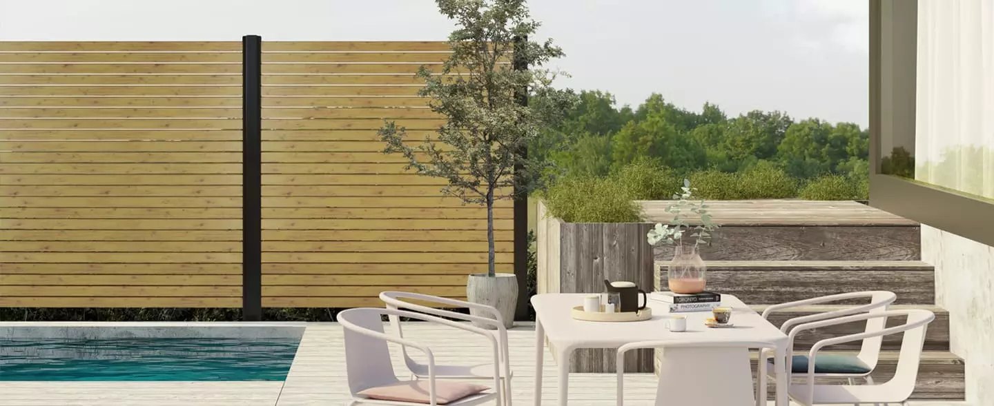 Moderne Terrasse mit Sichtschutz aus Aluminium in Holzoptik