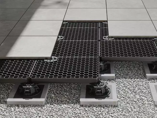 Das Bild ziegt Terrassenplatten sicher verlegt auf dem System TRIAS Wabic