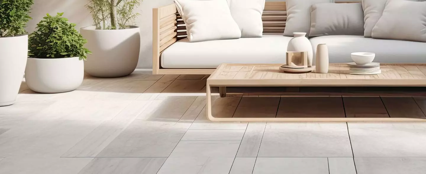 Moderene Terrasse mit Terrassenplatten aus Naturstein