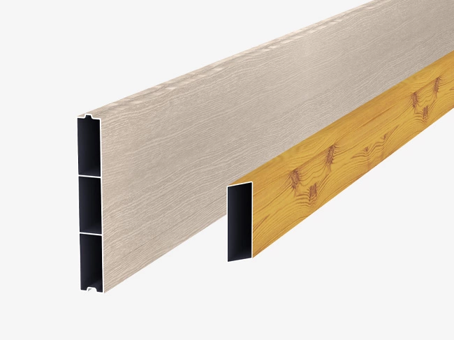 Das Bild zeigt eine Diele und Rhombusleiste aus Aluminium in Holzoptik