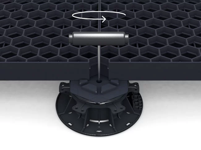 Das Bild zeigt das einfache nachjustieren der Stelzlager mit Terrassen-Unterkonstruktion TRIAS Wabic