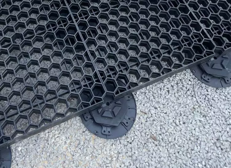 TRIAS Wabic-Boards auf Stelzlager im Detail